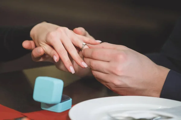 Чоловік Пропонує Одружитися Дівчині Столом Кафе Весільна Пропозиція Руки Крупним — стокове фото
