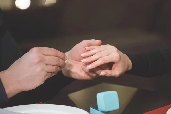 Чоловік Пропонує Одружитися Дівчині Столом Кафе Весільна Пропозиція Руки Крупним — стокове фото