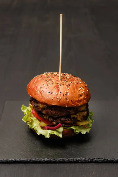 Fresh Tasty Burger Flat Black Plate Sesame Bun Meat Patty — Stock Photo, Image