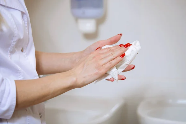 Mulher Lava Mãos Com Sabão Espuma Pia Prevenção Coronavírus Higiene — Fotografia de Stock