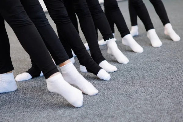 Rangée Jambes Filles Adolescentes Collants Noirs Chaussettes Blanches Cours Danse — Photo