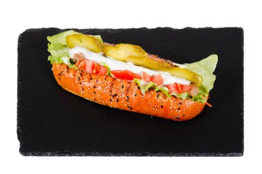 Lezzetli, sosisli, sosisli, salatalık turşusu, salata, domates, sos, soğan, mayonez bir kafede bir tabakta. Beyaz izole arkaplan.