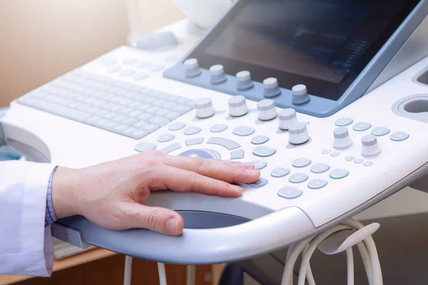 Examen Par Échographie Dans Une Clinique Médicale Main Docteur Fait — Photo