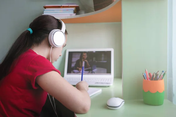 Adolescente Avec Écouteurs Étudiant Ligne Maison Avec Ordinateur Portable Pendant — Photo