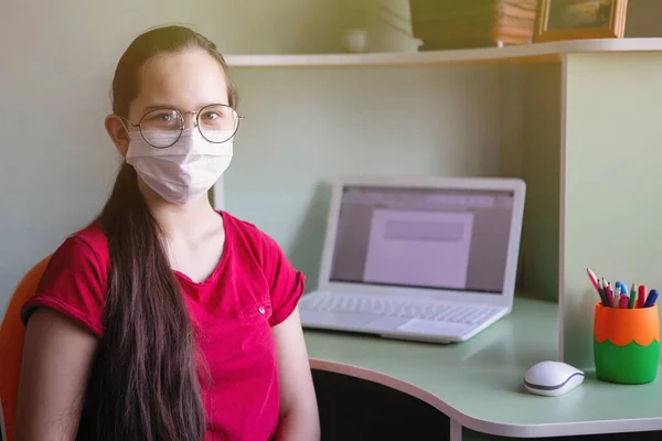 Chica Adolescente Gafas Una Máscara Médica Protectora Entrenamiento Casa Sobre — Foto de Stock