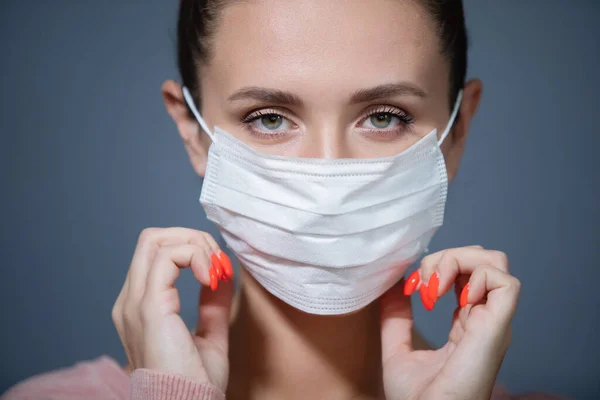 Junge Frau Korrigiert Eine Medizinische Maske Grippesymptome Fieber Pandemie Epidemie — Stockfoto