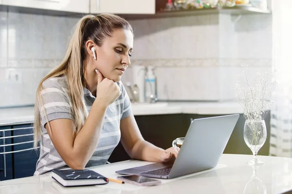 Leuke Vrouw Luistert Naar Muziek Met Een Laptop Aan Een — Stockfoto
