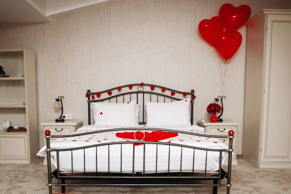 Romantischer Innenraum Bett Einem Hotelzimmer Für Verliebte Mit Rosenblättern Und — Stockfoto