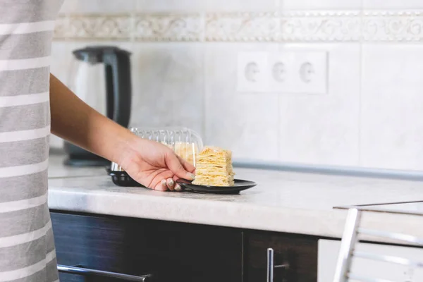 Mão Feminina Segura Bolo Sopro Uma Placa Mesa — Fotografia de Stock