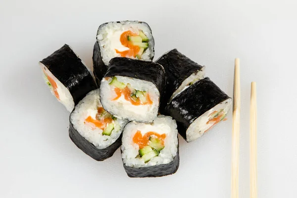 Set Involtini Sushi Anguilla Giapponese Con Bacchette Sfondo Bianco — Foto Stock