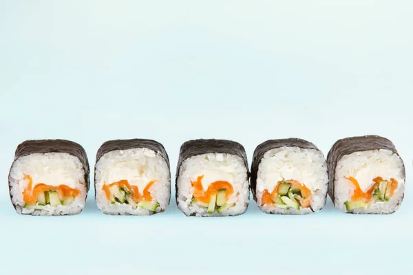 Zestaw Japońskich Roladek Sushi Białym Tle — Zdjęcie stockowe