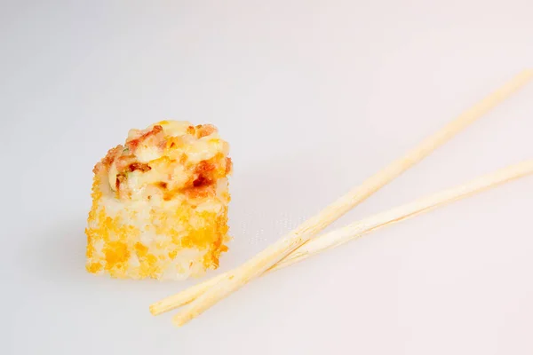Set Involtini Sushi Giapponesi Con Bacchette Sfondo Bianco — Foto Stock