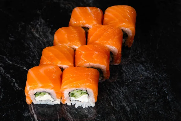 Ensemble Rouleaux Sushi Saumon Riz Japonais Sur Fond Noir Partir — Photo