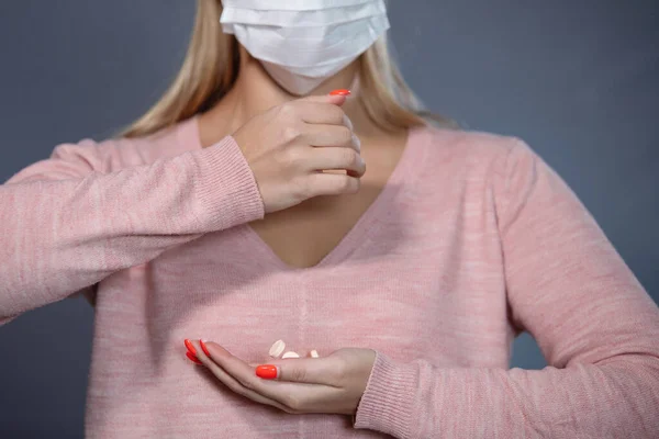 Epidemia Coronavirus Mujer Una Máscara Protectora Vierte Pastillas Mano Mano — Foto de Stock