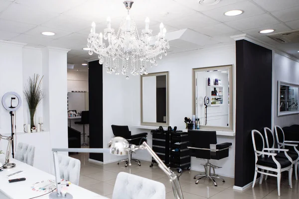 Güzellik Salonu. Siyah ve beyaz gama. Manikür ustasının işyeri..