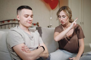 Bir erkek ve kadın arasında anlaşmazlık ve kavga, ama hoş azarlama - sadece eğlence.