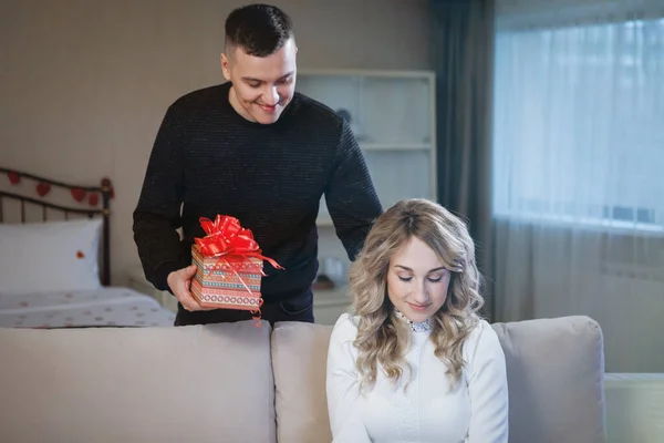 Man Presenteert Een Vrouw Een Geschenkdoos Romantisch Interieur Verjaardagsfeest Concept — Stockfoto