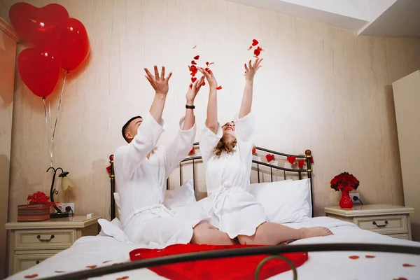 Любить Романтичному Ліжку Святковий Інтер Червоним Серцем Пелюсток Троянд Любляча — стокове фото