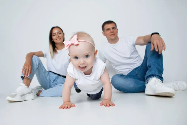 Familia Feliz Mamá Papá Bebé Estudio Ropa Casual Camisetas Blancas —  Fotos de Stock