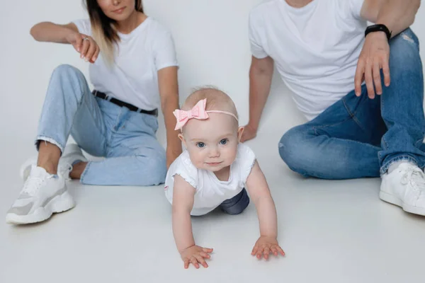 Щаслива Сім Мама Тато Дитина Студії Повсякденний Одяг Білі Футболки — стокове фото