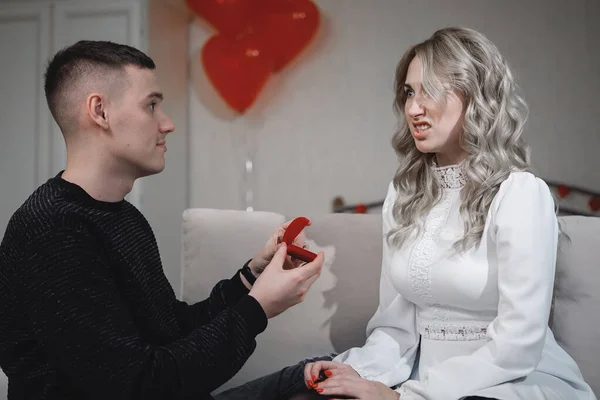 Mädchen Ist Überrascht Und Verärgert Über Den Heiratsantrag Kategorische Verweigerung — Stockfoto