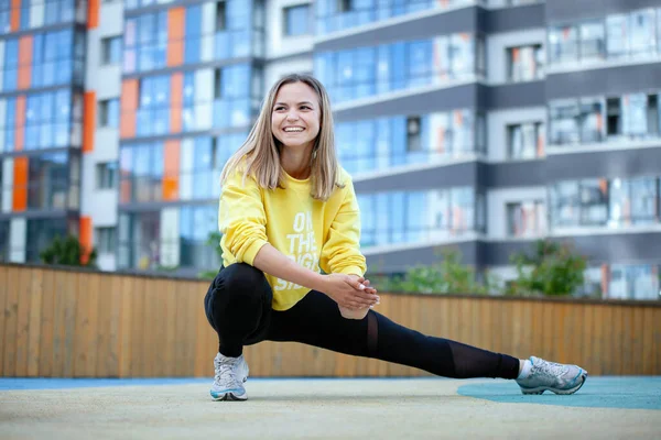 Donna Pratica Allenamento Campo Sportivo Parco Cittadino Allenamento Modello Fitness — Foto Stock