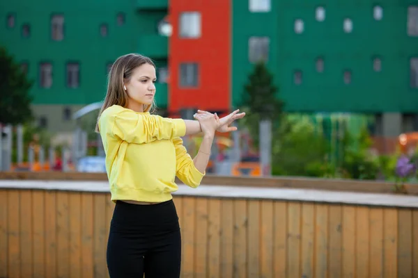 Donna Pratica Allenamento Campo Sportivo Parco Cittadino Allenamento Modello Fitness — Foto Stock