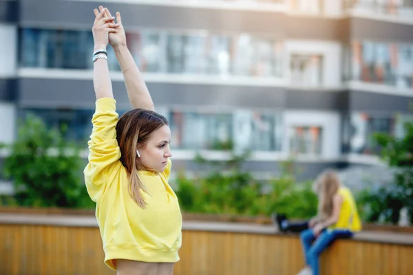 Donna Pratica Allenamento Campo Sportivo Parco Cittadino Allenamento Modello Fitness — Foto Stock