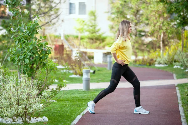 Allenamento Modello Fitness Femminile All Aperto Una Calda Giornata Autunnale — Foto Stock