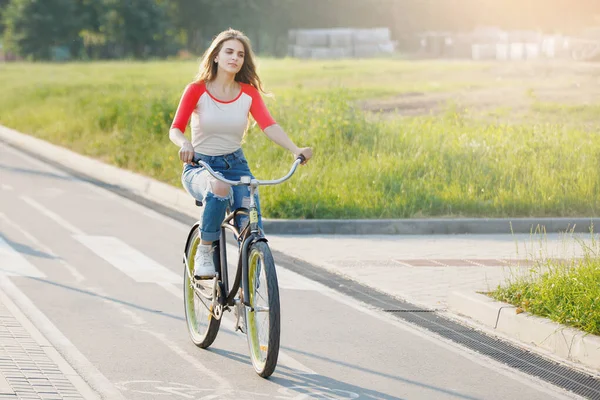 Mujer Monta Bicicleta Una Pista Parque Ciudad Cabello Largo Jeans —  Fotos de Stock