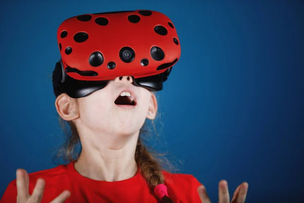 Blondýny Teen Dívka Hraje Brýlemi Virtuální Reality Počítačové Hry Modré — Stock fotografie