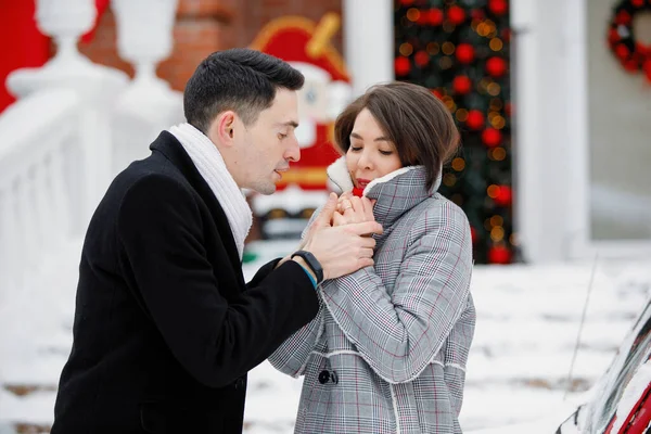 Man Vrouw Kussen Winter — Stockfoto