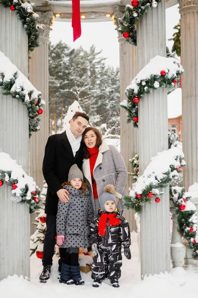 Aile Babası Anne Oğul Kız Kışın Karda Noel Prymlarıyla Seçici — Stok fotoğraf