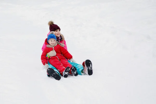 Femme Fils Sortent Toboggan Amusement Russe Hiver Vêtements Lumineux Haute — Photo