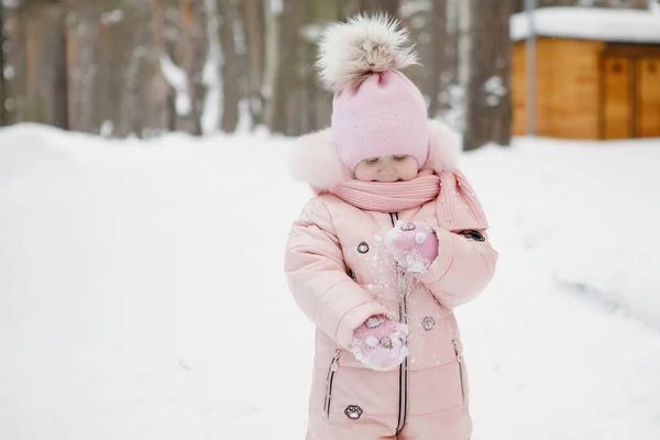 Rózsaszín Overálos Kisbaba Egy Sapkában Egy Pomponnal Sétál Fehér Hóban — Stock Fotó