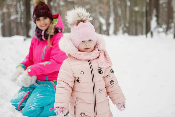 Maman Fille Dans Parc Enneigé Hiver Plein Air — Photo