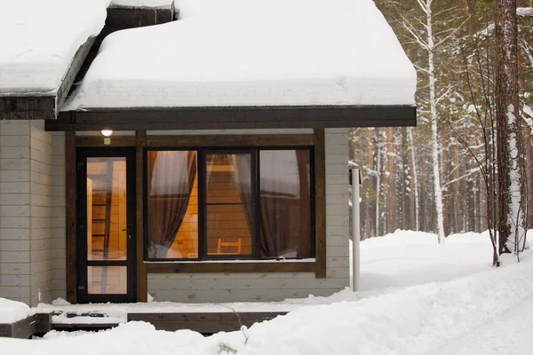 Porche Casa Campo Con Ventisqueros Invierno Interior Está Iluminado Con — Foto de Stock