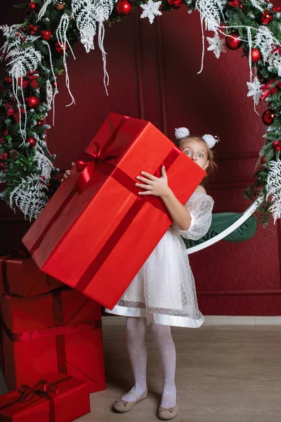 Elinde Kırmızı Bir Kutu Olan Kız Noel Hediyesi Mutlu Yıllar — Stok fotoğraf