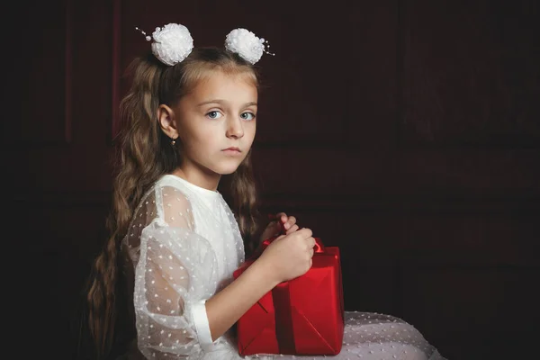 Bir Kutuda Noel Hediyesi Şirin Kız Elinde Kırmızı Bir Hediye — Stok fotoğraf
