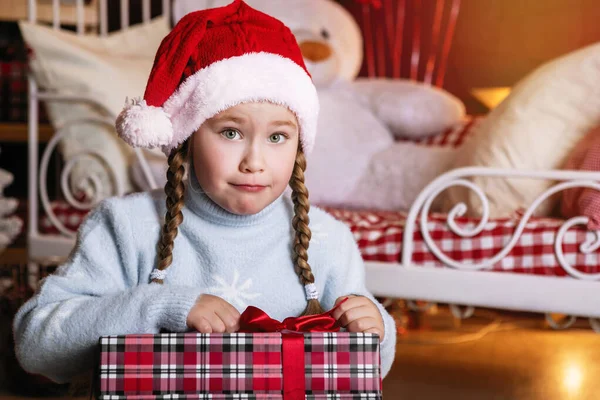 Karácsonyi Ajándék Egy Dobozban Aranyos Lány Tart Egy Piros Ajándék — Stock Fotó
