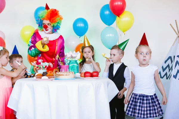 子供たちは遊び 誕生日パーティーでピエロと楽しみます — ストック写真