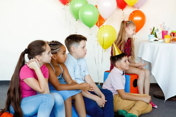 Crianças Engraçadas Brilhantes Celebram Aniversário Festa Multinacional Balões Bonés Sorrisos — Fotografia de Stock