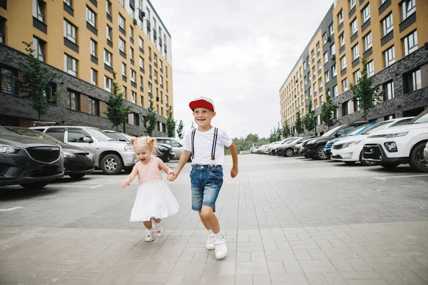 Хлопчик Дівчинка Біжать Міській Вулиці Блондинка Хвостами Рожевій Сукні Хлопець — стокове фото