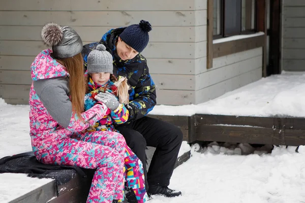 Rodzina Mama Tata Córka Siedzieć Psem Śnieżnym Ganku Wiejskiego Domu — Zdjęcie stockowe