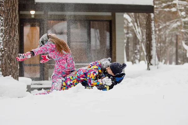 家族のお母さん お父さん 家の近くの冬の森の中で雪と遊んでいます — ストック写真