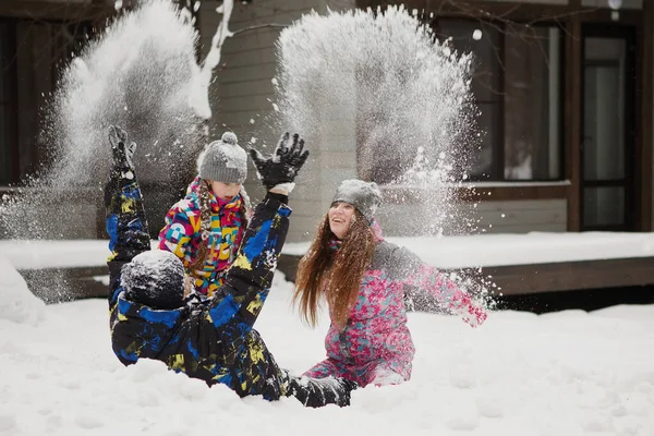 Rodzina Zabawy Rzucając Śnieg Pobliżu Domku Zimie Skupienie Selektywne — Zdjęcie stockowe