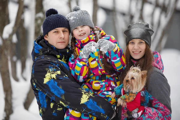 Portret Rodziny Zimowych Ubraniach Śnieżnym Lesie Tle Domów Skupienie Selektywne — Zdjęcie stockowe