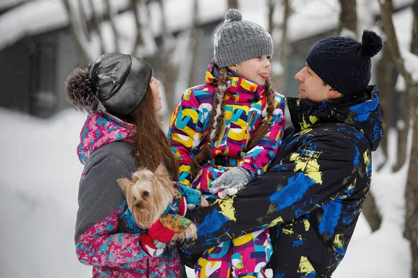 Ritratto Una Famiglia Abiti Invernali Una Foresta Innevata Sullo Sfondo — Foto Stock