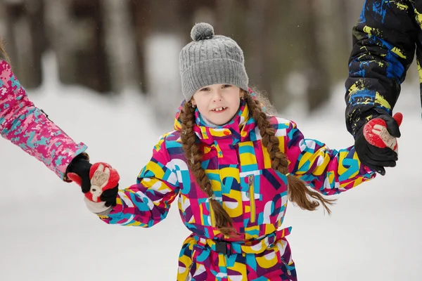 Dziewczyna Zimowych Ubraniach Trzyma Ręce Ojca Matki — Zdjęcie stockowe