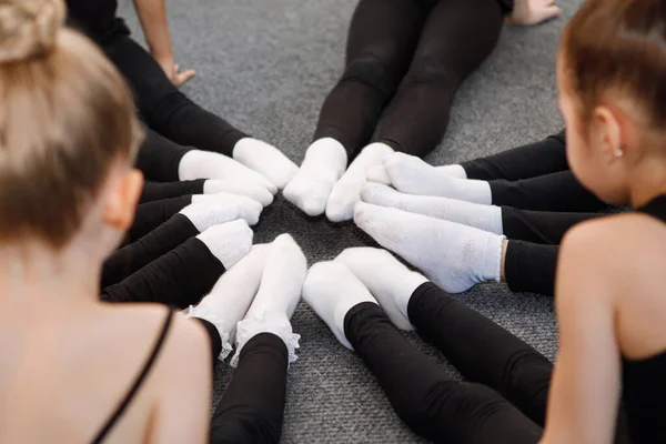 Grupo Dançarinas Adolescentes Sentam Chão Círculo Vista Cima Couro Preto — Fotografia de Stock